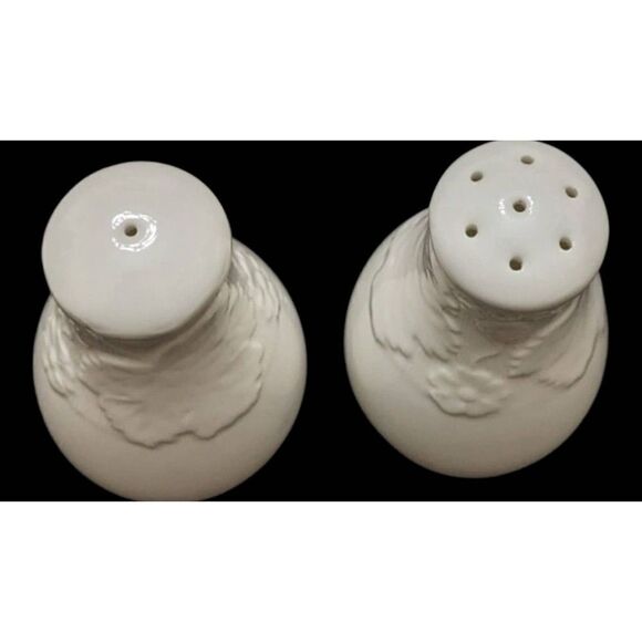 Wedgwood Strawberry and Vine Bone China Salt & Pepper Cruet‎ Set - White - Picture 2 of 4